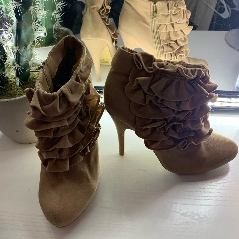 Super cute ruffle nude booties